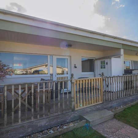 Chalet For Hire At Rainbows End Near A Beautiful Norfolk Beach Ref 31039R Bacton  Eksteriør billede