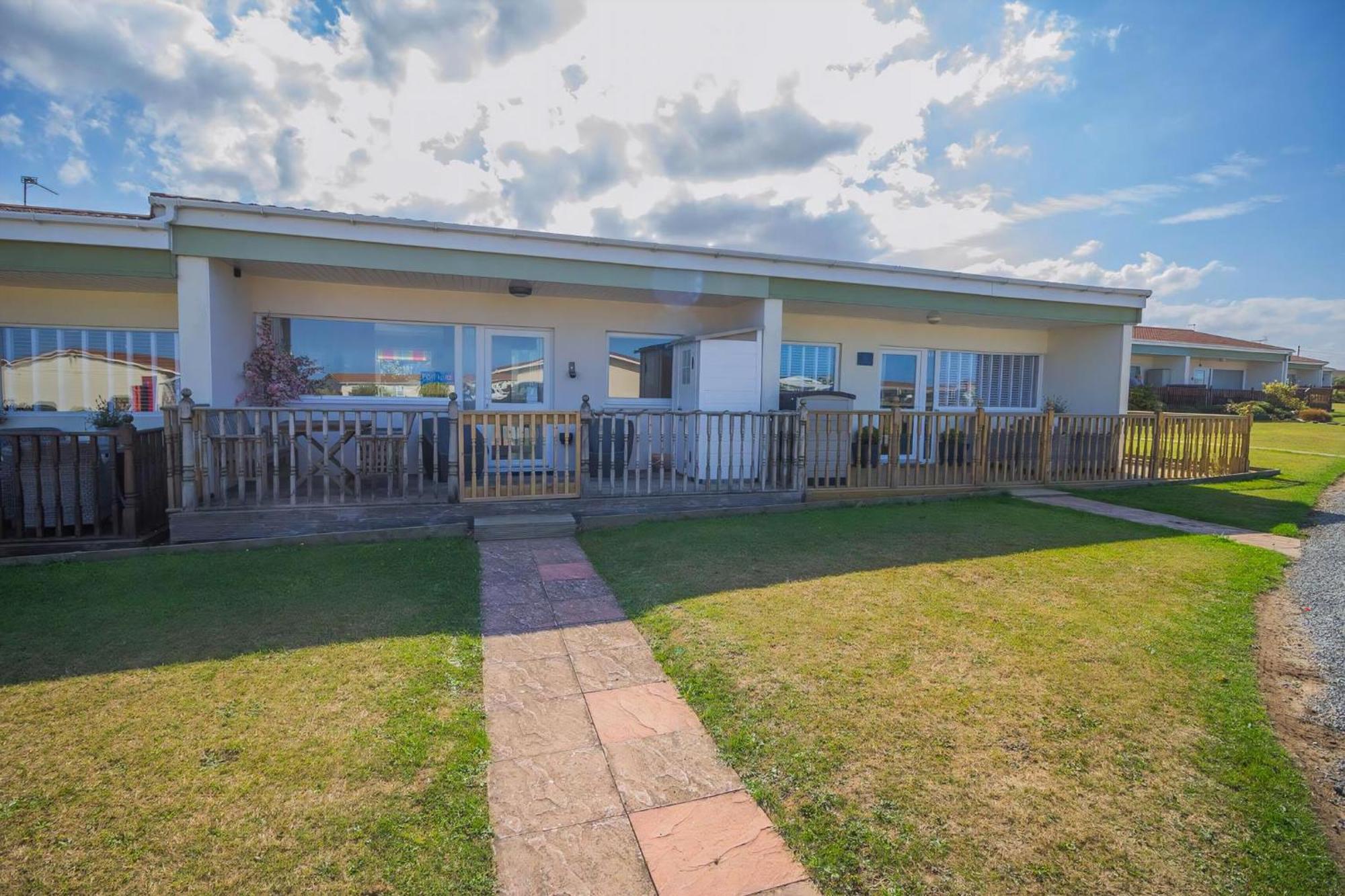 Chalet For Hire At Rainbows End Near A Beautiful Norfolk Beach Ref 31039R Bacton  Eksteriør billede