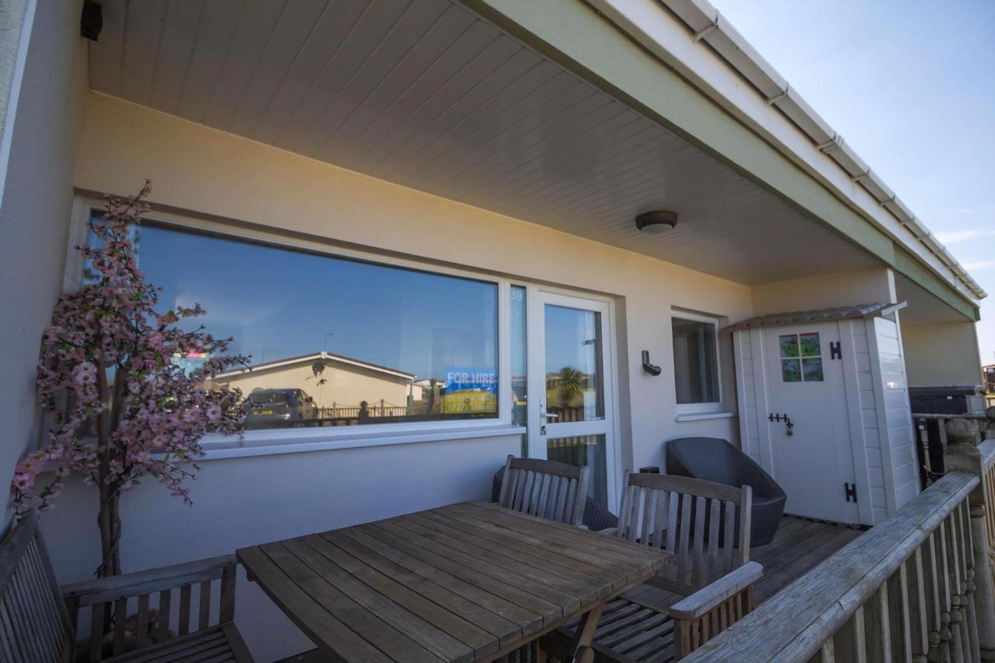 Chalet For Hire At Rainbows End Near A Beautiful Norfolk Beach Ref 31039R Bacton  Eksteriør billede