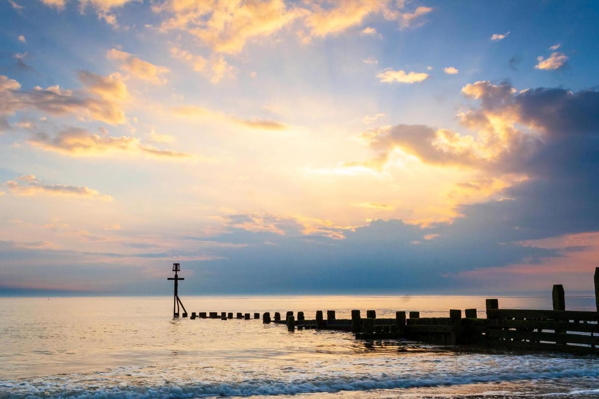Chalet For Hire At Rainbows End Near A Beautiful Norfolk Beach Ref 31039R Bacton  Eksteriør billede